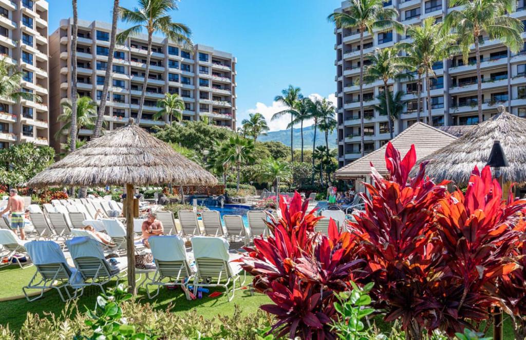 拉海纳The Kaanapali Alii By Maui Resort Rentals的度假村的一组椅子和遮阳伞