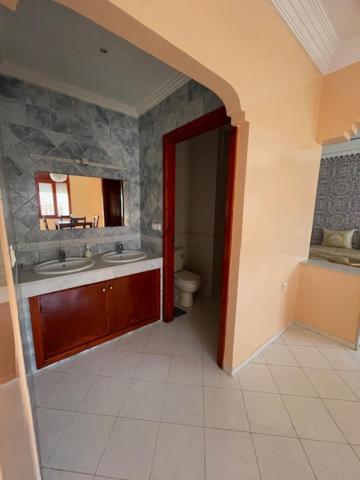 Plage de MehdiaMehdia Ville的一间带水槽、卫生间和镜子的浴室
