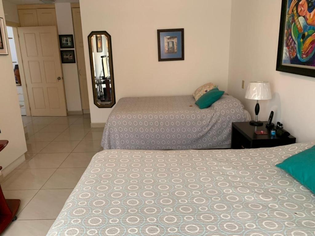 基多Campus Residencias的两张床铺位于带镜子的房间