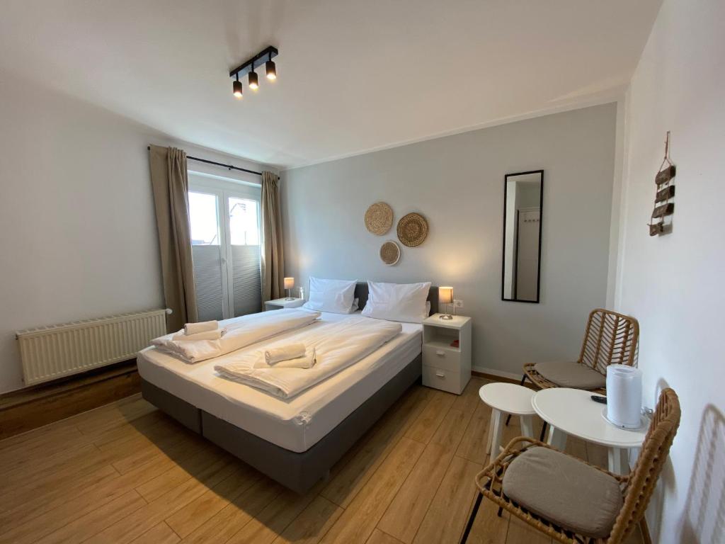 诺德代希STRANDNEST NORDDEICH的卧室配有一张床和一张桌子及椅子