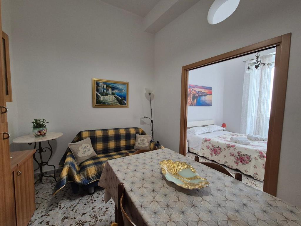 滨海波利尼亚诺奥罗拉公寓的一间带一张床和椅子的卧室