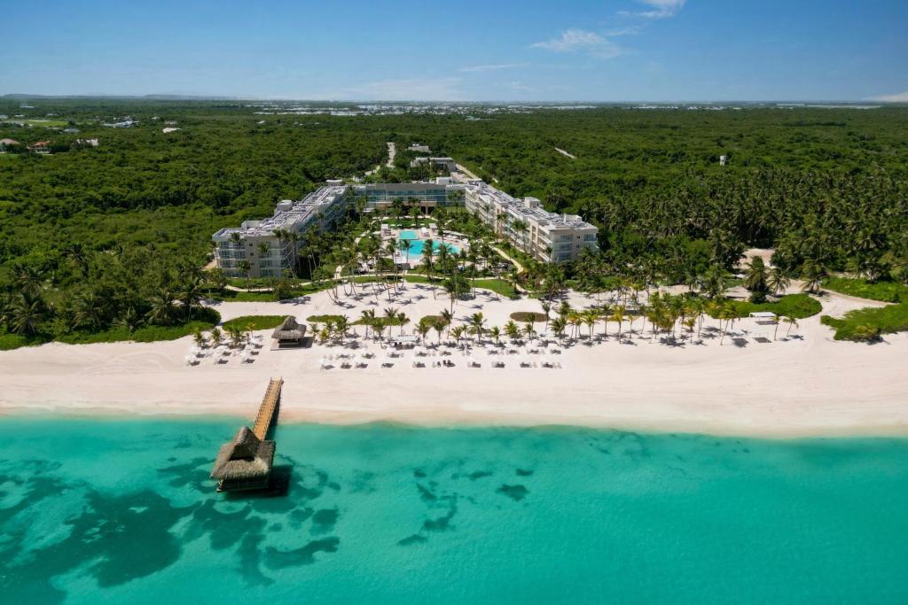 蓬塔卡纳The Westin Puntacana Resort的海滩上的度假村的空中景观