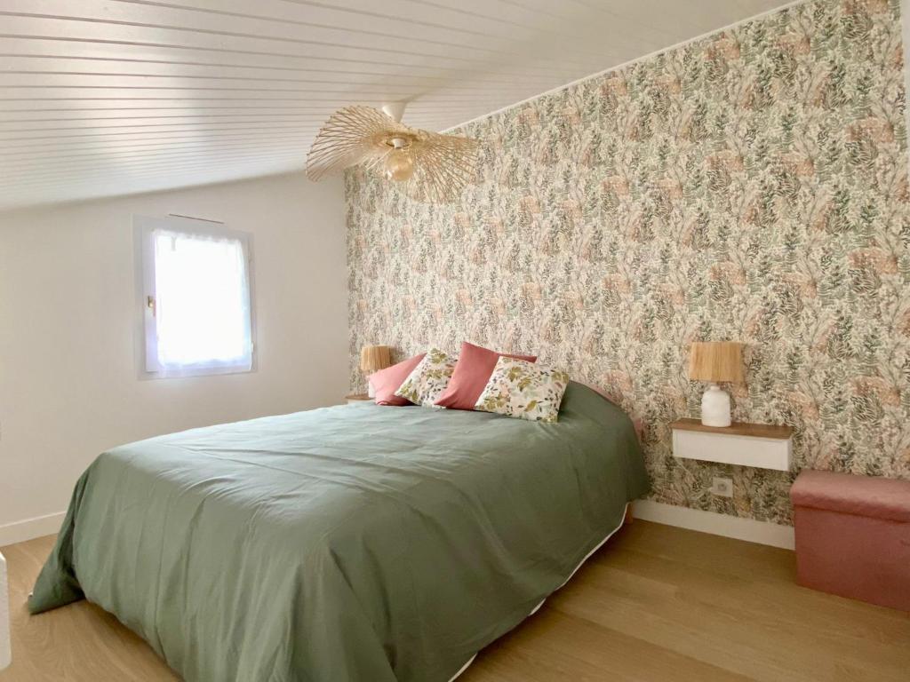 莱萨布勒-多洛讷Maison proche centre, gare, aux Sables d'olonne的一间卧室配有带粉红色枕头的绿色床