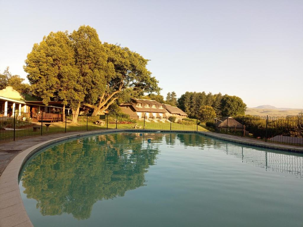 香槟谷耐斯特德拉肯斯山庄度假酒店的一座大型游泳池四周设有围栏
