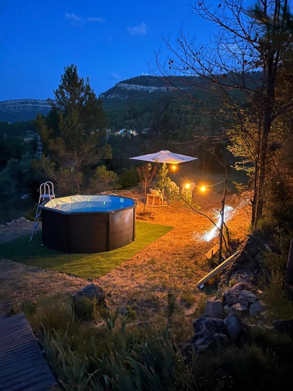 Puebla de ArenosoCasa Rural La Garcia的夜间在院子中间的热水浴池