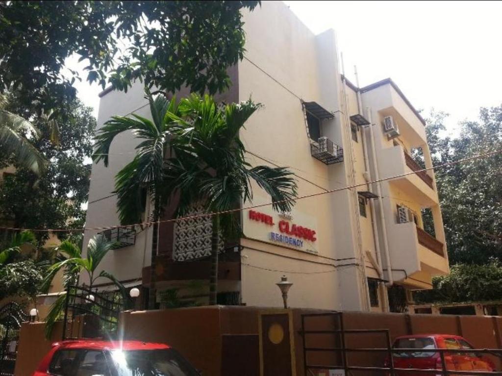 孟买Hotel classic residency的停在大楼前的汽车