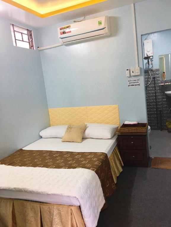 芽庄Motel&homestay Rồng Vàng的一间小卧室,配有床和窗户