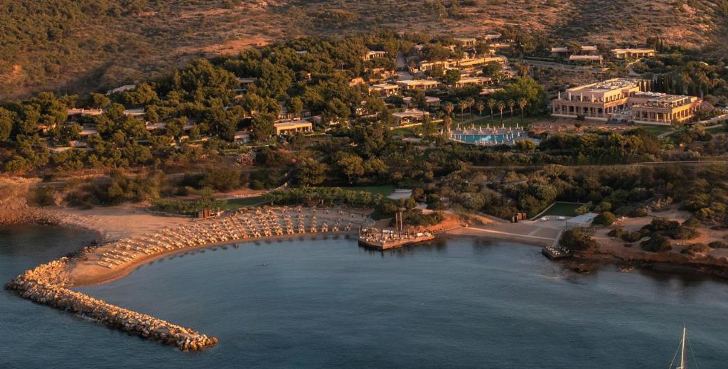 苏尼翁Cape Sounio Grecotel Boutique Resort的享有湖泊的空中景致,设有度假村