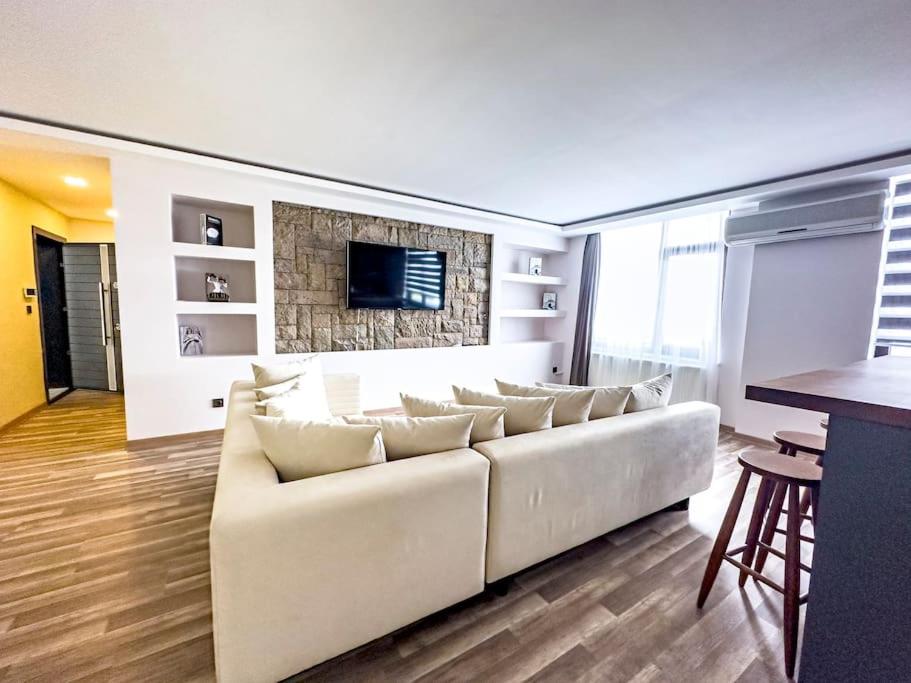 安卡拉109-Luxury Ankara Downtown Home的客厅配有白色沙发和电视
