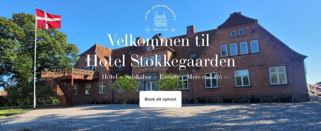 StokkemarkeHotel Stokkegaarden's BnB & Apartments的前面有标志的建筑