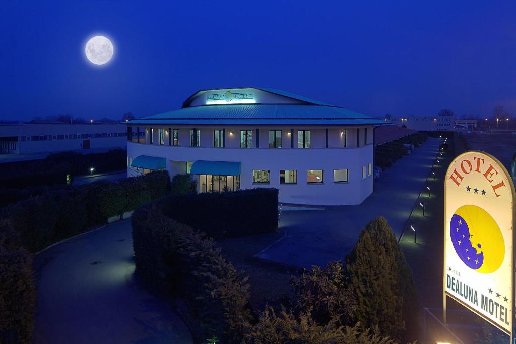 菲登扎戴鲁纳汽车旅馆的一座在天空中月亮的大建筑