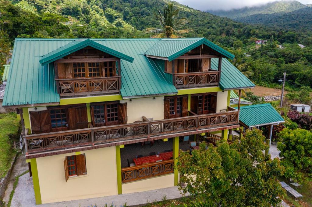 罗索Roxy's Mountain Lodge的享有带绿色屋顶的建筑的顶部景色