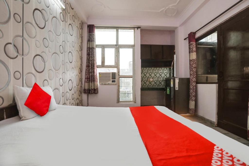 古尔冈OYO Flagship Corporate House的卧室配有一张大白色床和红色毯子