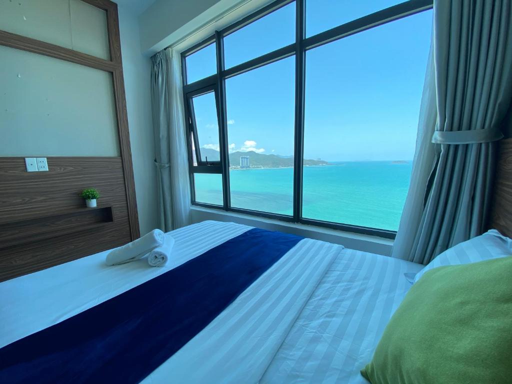 芽庄Ocean Dream Apartment Nha Trang的一间卧室设有一张床,享有海景