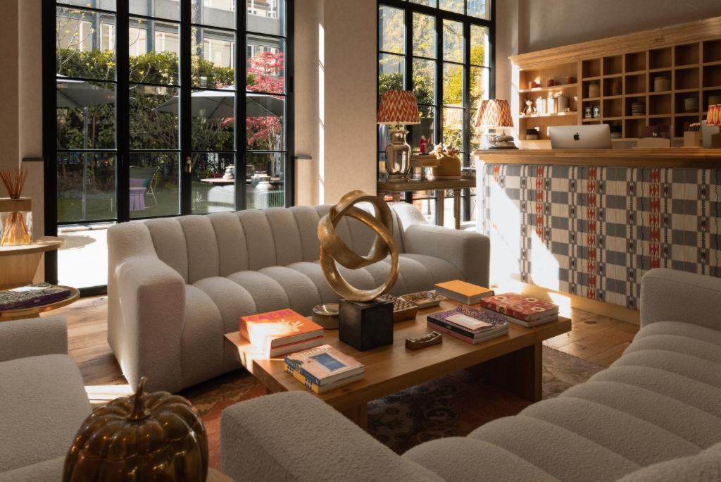 米兰Vmaison Brera Milano的带沙发和咖啡桌的客厅