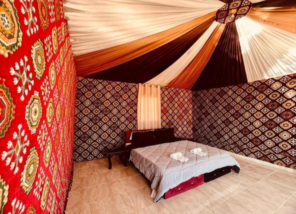 瓦迪拉姆Wadi rum sand Delight camp的帐篷内一间卧室,配有一张床