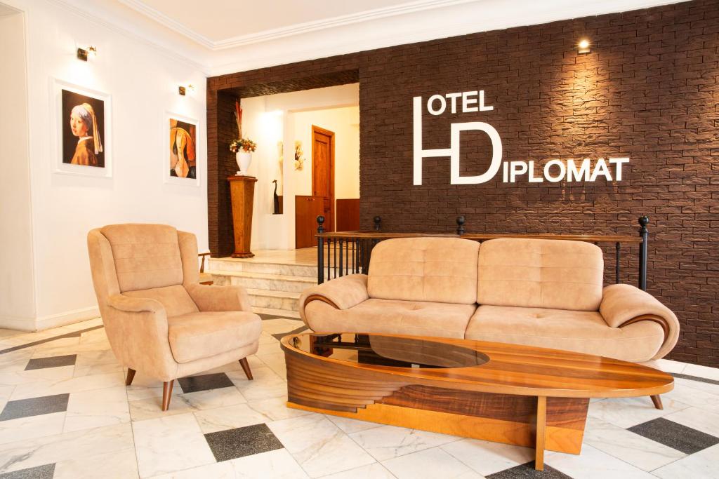 第比利斯大使酒店的客厅配有沙发和两把椅子