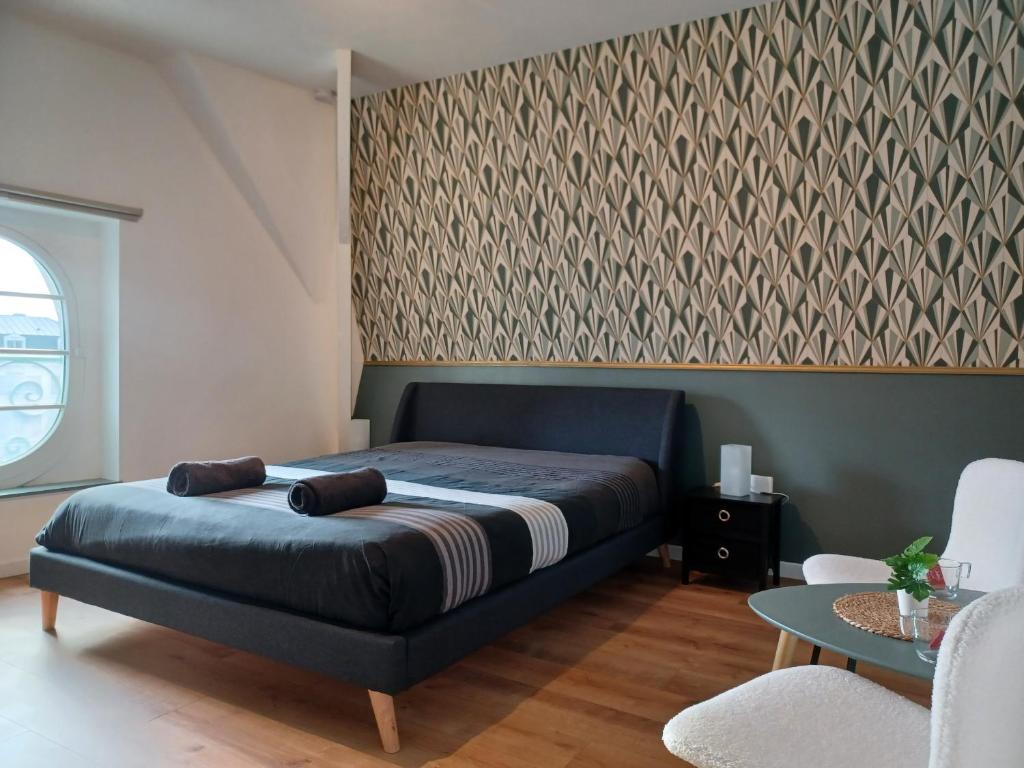 阿拉斯"Au pied du Beffroi" - Superbe emplacement的一间卧室设有蓝色的床和墙壁