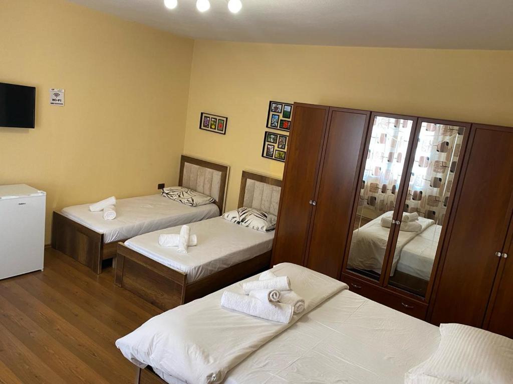 培拉特Vila Haznedari的一间设有两张床和橱柜的房间