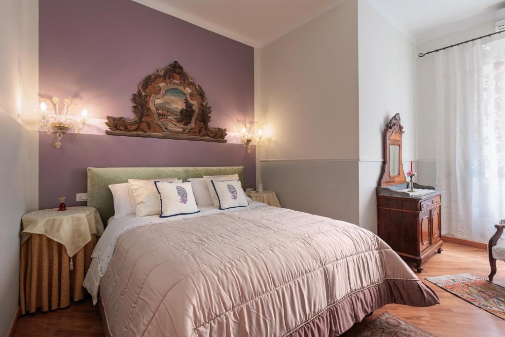 威尼斯艾尔格雷奇奢华公寓的一间卧室配有一张大床和两个枕头