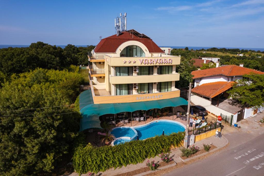 瓦尔瓦拉瓦尔瓦拉酒店的享有酒店空中美景,设有游泳池