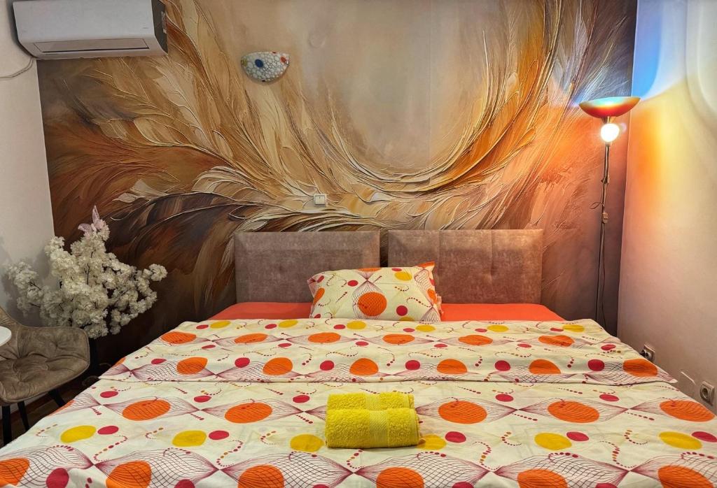 采蒂涅Apartman Petar & Petra的一间卧室配有一张带花卉图案的床罩