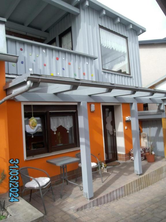 巴特尚道Ferienhaus am Ringweg的房屋设有带桌子的天井和阳台