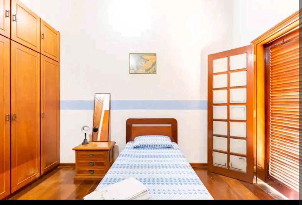 科蒂亚Casa em Cotia的一间卧室配有一张床、梳妆台和一张西德西德西德西德床。