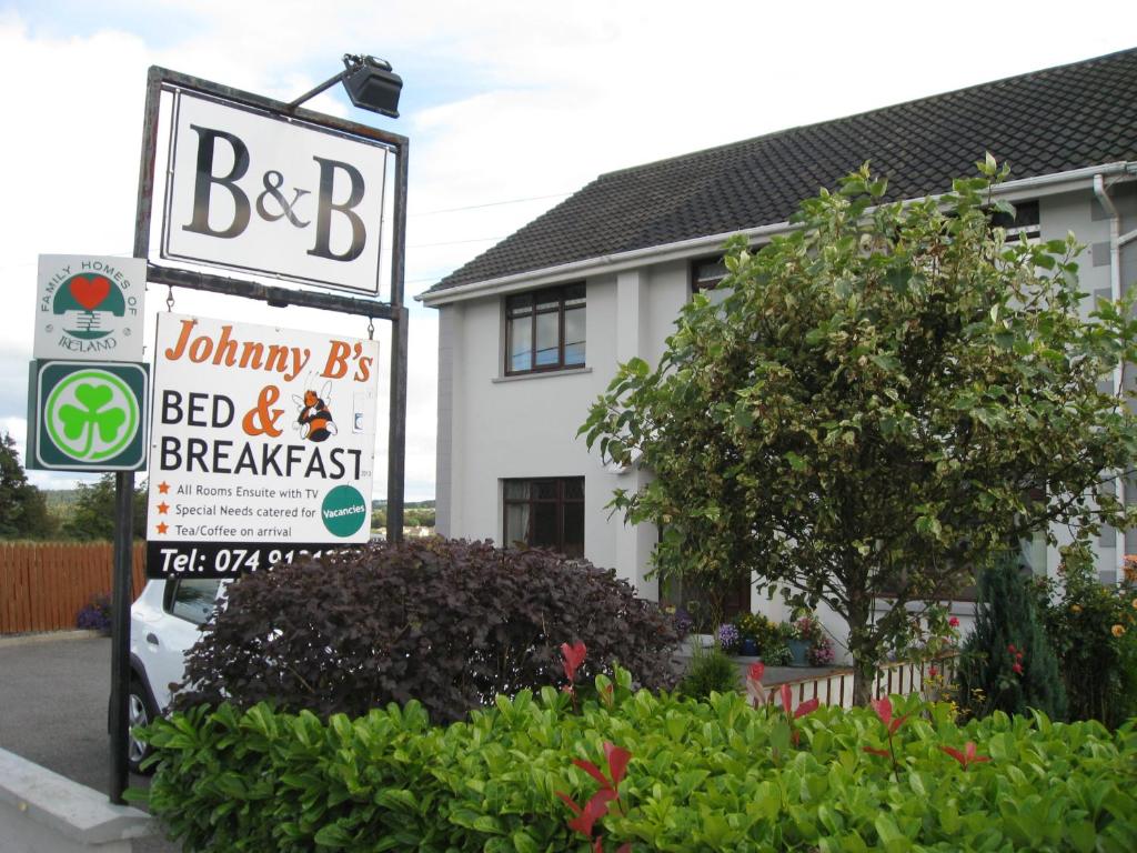 巴利博菲Johnny B's B&B的房屋前住宿加早餐标志