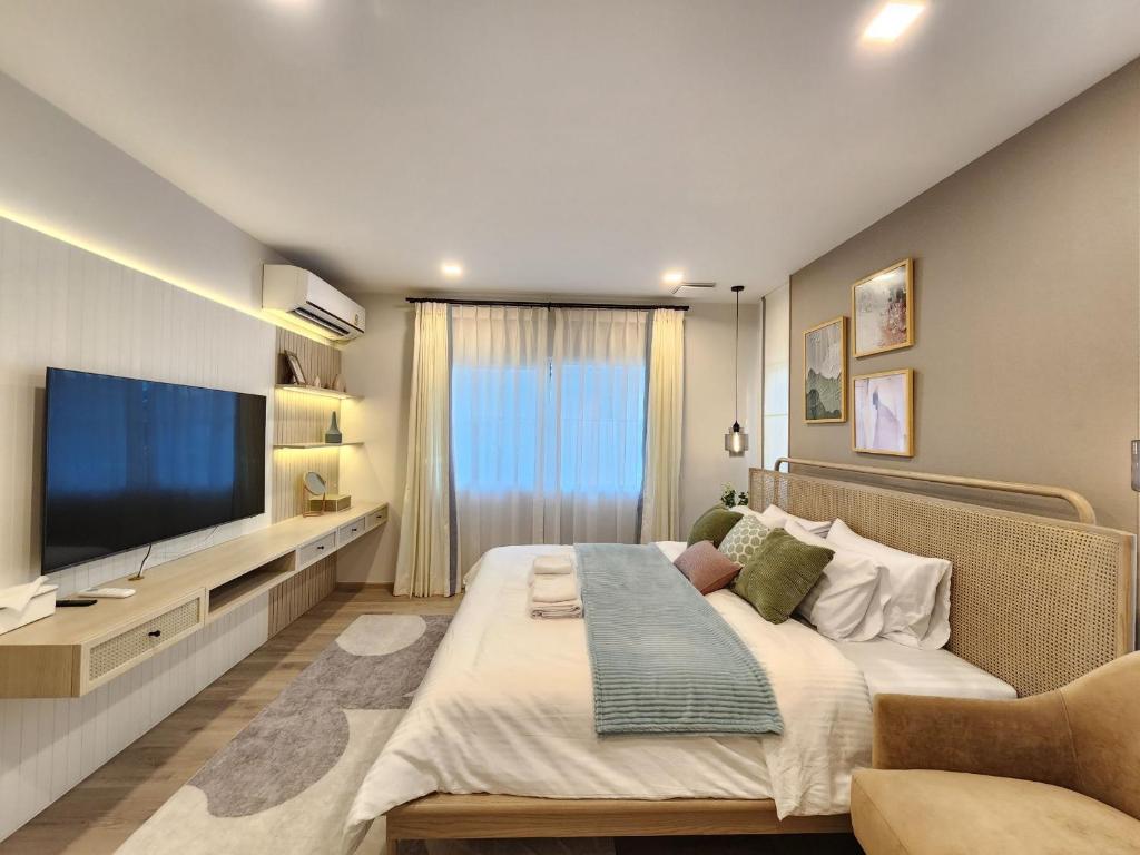 Ban Thap NangNARAH的一间卧室配有一张大床和电视