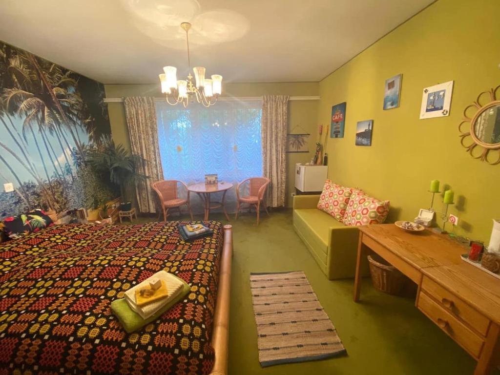 EvilardBeachroom 19m2 with mountain view的客厅配有沙发和桌子