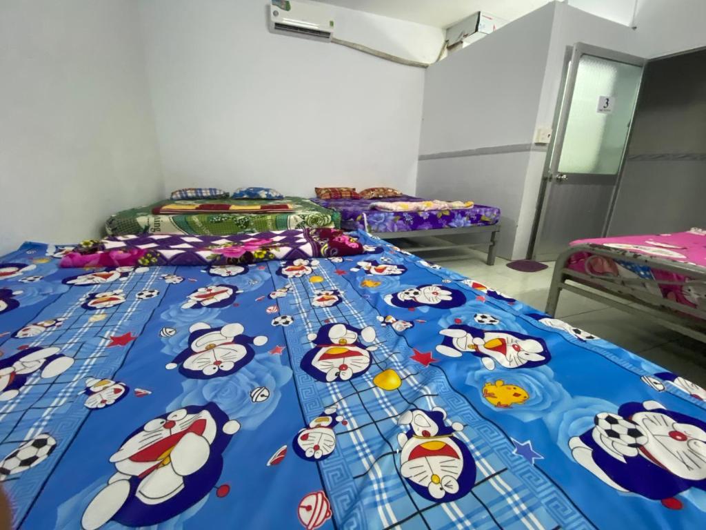Bạc LiêuMotel Nhật Quang(HẢO BÙI)的床上配有小猫的被子