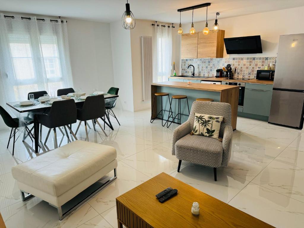 蒙彼利埃Appartement Premium 4 Stars - Antigone的厨房以及带桌椅的起居室。