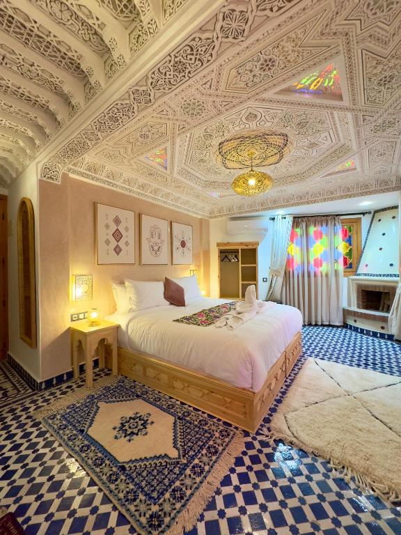 舍夫沙万Dar MD的一间卧室设有一张带格子天花板的大床