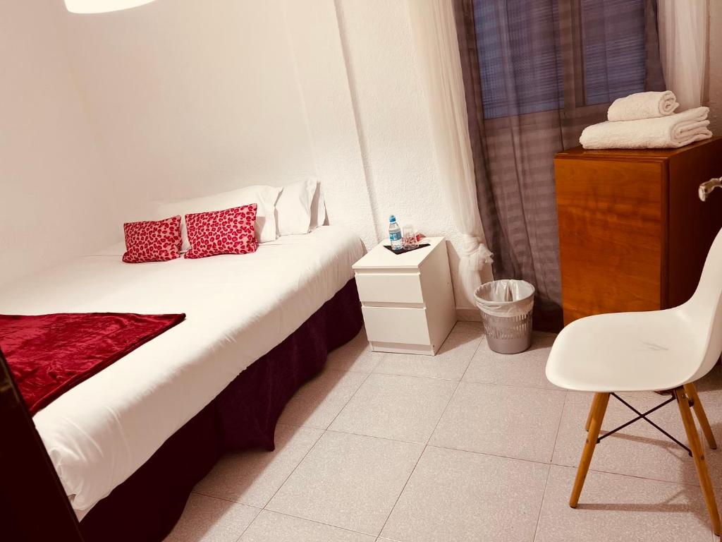 卡塔罗哈Habitación por días的一间卧室,卧室内配有一张床和一把椅子