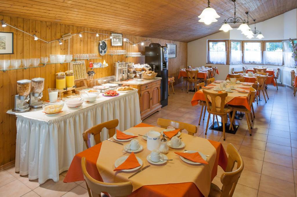 因斯布鲁克陶特曼酒店的一间带桌椅的餐厅和一间厨房