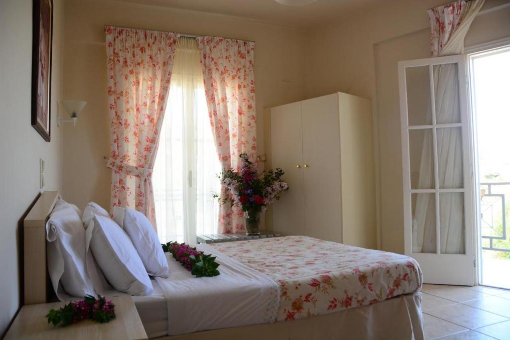 斯卡拉Starlight Hotel的一间卧室设有一张大床和窗户