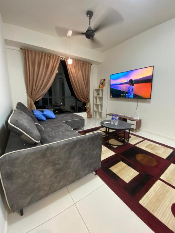蕉赖Homestay的带沙发和平面电视的客厅