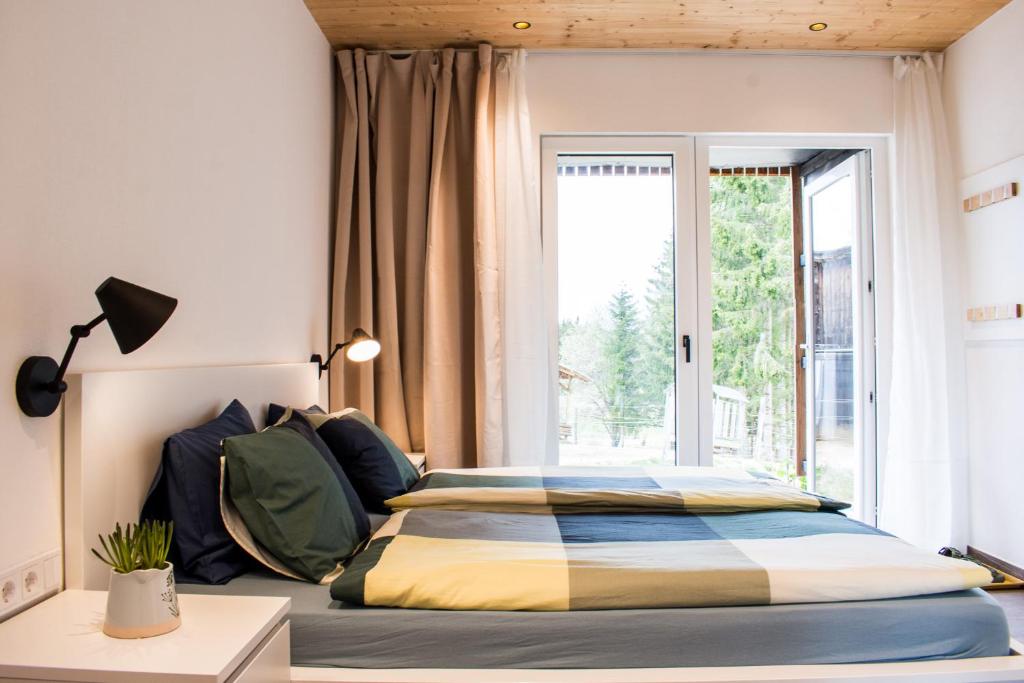 AltmelonKroneggerhof的一间卧室设有一张大床和大窗户