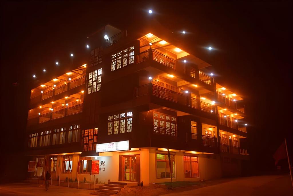锡卡都Baltistan Continental的一座晚上有灯的建筑