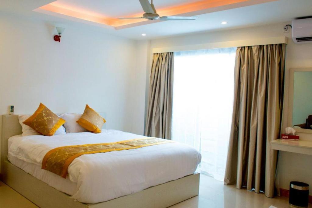 MaradhoofeydhooMorus Bliss - Divers' Preferred Hotel的一间卧室设有一张床和一个大窗户