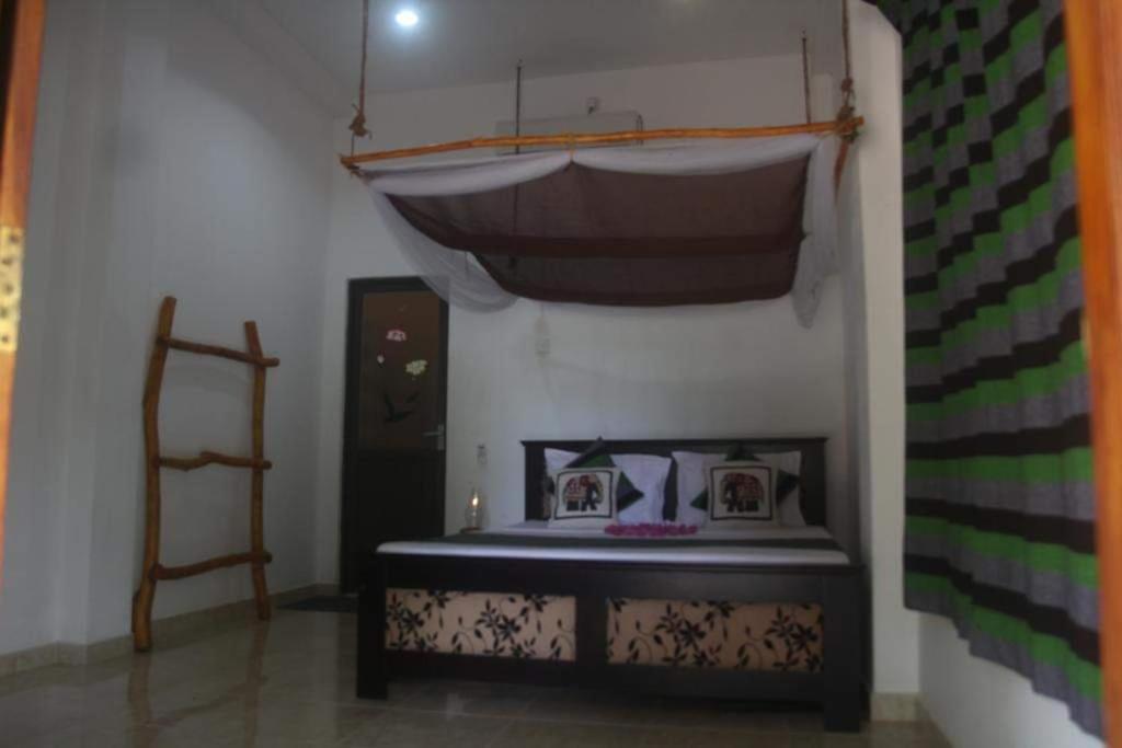 达瓦拉维Lakhala Nature Resort的一间客房内的床铺