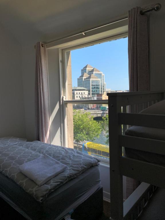 都柏林Eden Quay Guesthouse Private Rooms的一间卧室设有窗户,享有城市美景