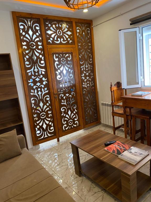 突尼斯Appartement coeur de ville Tunis的客厅设有木门和桌子
