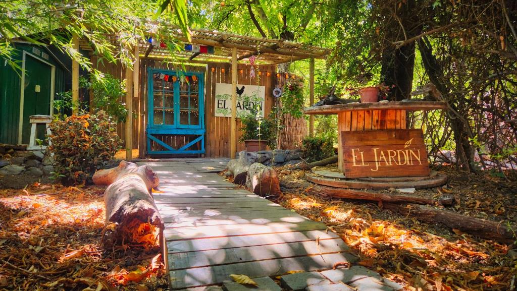 圣阿方索El Jardin, Eco Cabañas Boutique的一条带蓝色门的房子前的走道