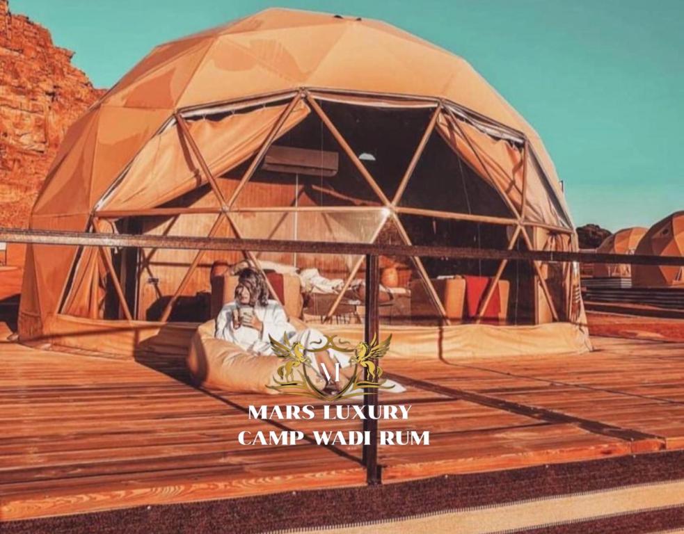 瓦迪拉姆MARS lUXURY CAMP WADI RUM的 ⁇ 染帐篷内有狗