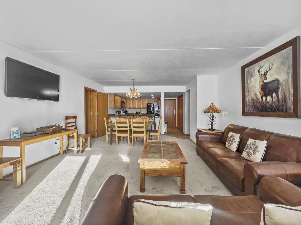 铜山SL299 Spruce Lodge 2Br 2Ba condo的客厅配有沙发和桌子