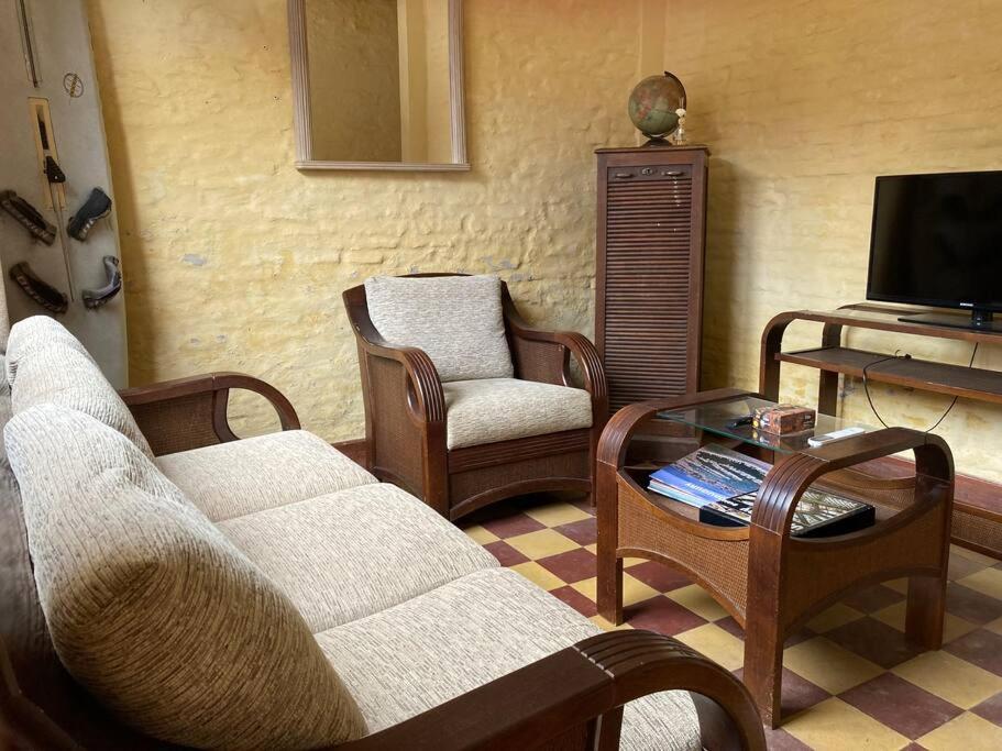 梅塞德斯La casita de Morgan的客厅配有沙发、椅子和电视