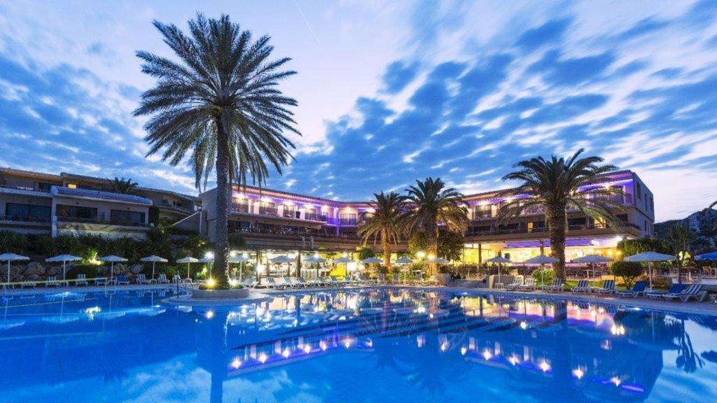 法里拉基凯瑟琳酒店的一座楼前棕榈树的大型游泳池