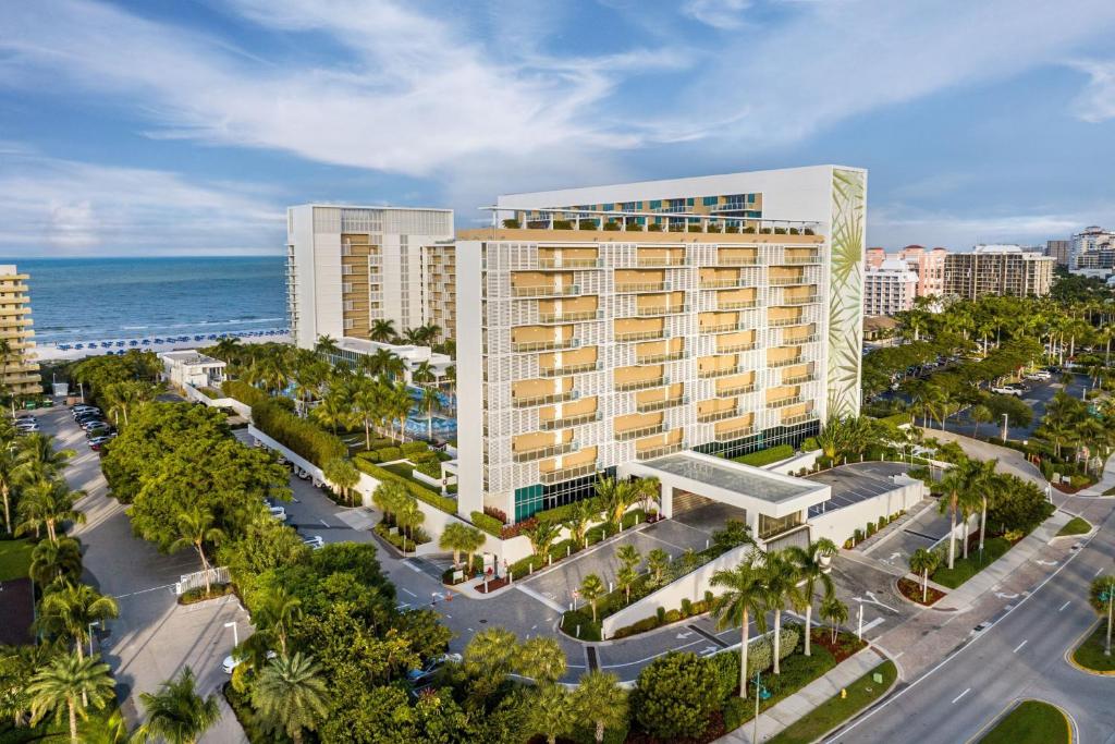 马可岛水晶海岸万豪酒店的享有酒店和海洋的空中景致